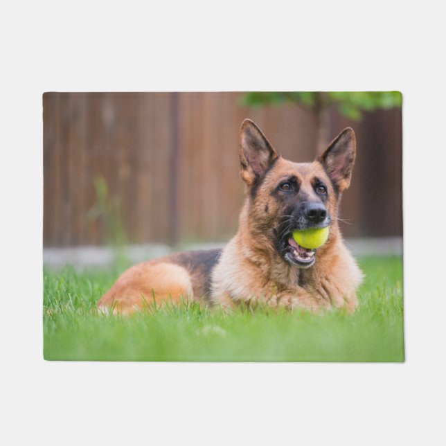 Deutscher Hirte mit Tennisball Fußmatte (Vorderseite)