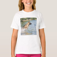 Deutscher Hirte springt ins Wasser