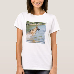 Deutscher Hirte springt ins Wasser T-Shirt