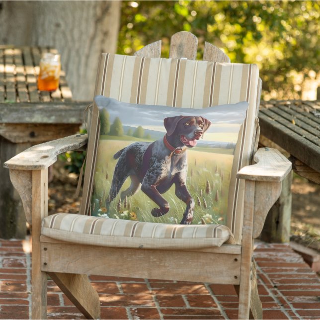 Deutscher Kurzzeitpointer läuft Kissen (Stuhl )