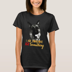 Deutscher Schäferhund ist jemand, der nichts hat T-Shirt