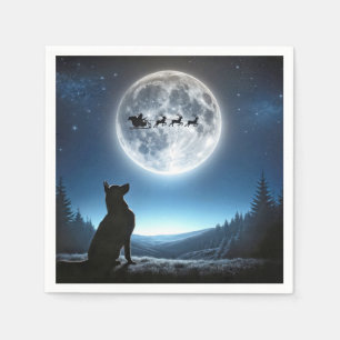 Deutscher Schäferhund sieht Weihnachtsmann und Ren Serviette