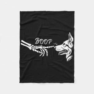 Deutscher Schäferhund Skeleton Hand Boop Halloween Fleecedecke