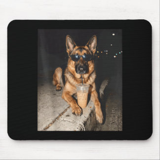 Deutscher Schäferhund trinkt eisgekühlten Kaffee T Mousepad