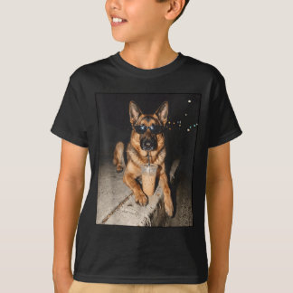 Deutscher Schäferhund trinkt eisgekühlten Kaffee T T-Shirt