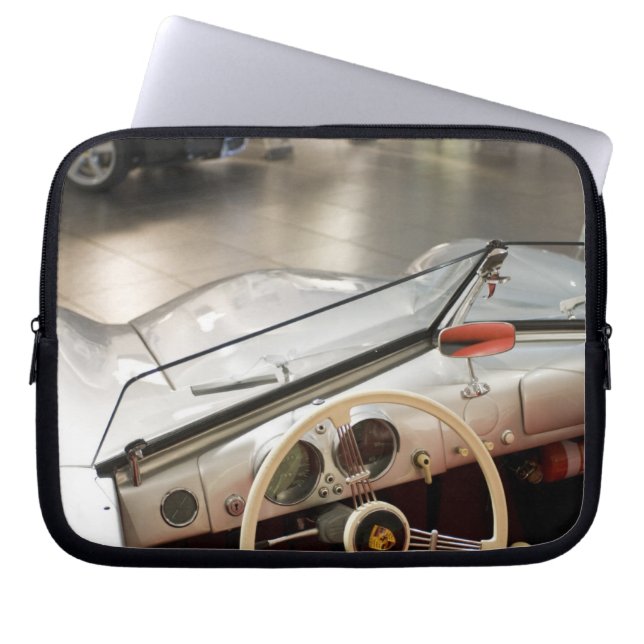 Deutschland, Baden-Württemberg, Laptopschutzhülle (Vorderseite)