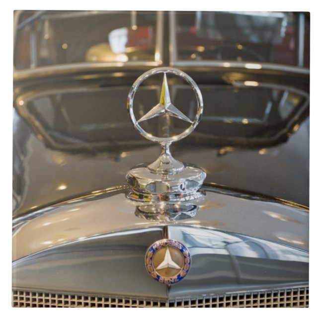 Deutschland, Baden-Württemberg, Stuttgart. Mercede Fliese (Vorderseite)