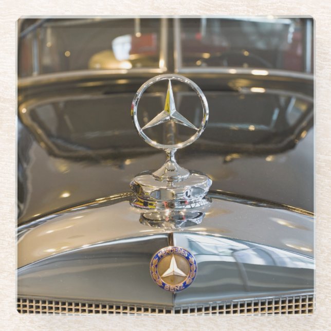 Deutschland, Baden-Württemberg, Stuttgart. Mercede Glasuntersetzer (Vorderseite)