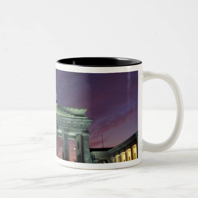 Deutschland, Berlin. Brandenburger Tor in der Nach Zweifarbige Tasse (Rechts)