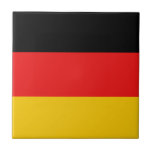Deutschland-Flaggen-Keramik-Fliese Fliese<br><div class="desc">Dieser Entwurf besteht aus der deutschen Flagge, die klug umgestaltet wird, um die quadratische Fliesenoberfläche zu passen. Ein dekoratives und nützliches Einzelteil, das ein perfektes Geschenk für die machen würde, die wie sich an Deutschland erinnern.</div>