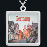 Deutschland Ruhenhäuser Versilberte Kette<br><div class="desc">Schönes Bild von Deutschland und niedliche kleine Häuser mit Steinklotz Straße.</div>