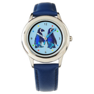 Deux pingouins tenant la montre d'enfants de mains