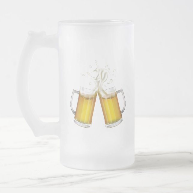 Deux tasses avec une bière légère. (Gauche)