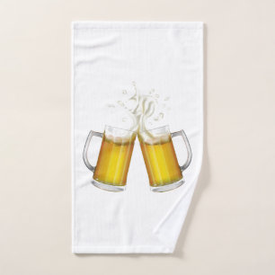 Deux tasses avec une bière légère.