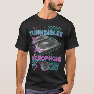 Deux Tourne-disques et un T-shirt d'hommes de