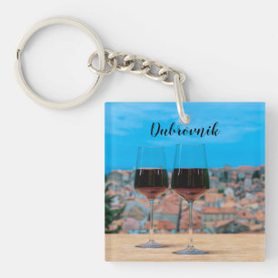 Deux verres de vin rouge avec vue sur Dubrovnik