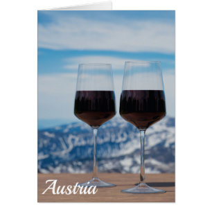 Deux verres de vin rouge contre les montagnes