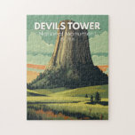 Devils Tower National Monument Reisen Vintag<br><div class="desc">Devils Tower National Monument Vektordesign. Es handelt sich um ein Gesäß,  das aus einem großen Felsen im Ranger-Viertel der Bärenloge der Black Hills besteht.</div>