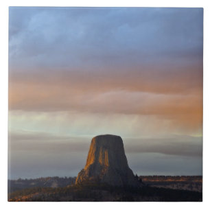 Devils Tower National Monument, Sturm bei Sonnenun Fliese