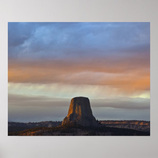 Devils Tower National Monument, Sturm bei Sonnenun Poster (Vorne)