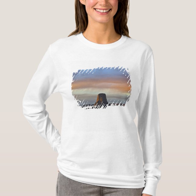 Devils Tower National Monument, Sturm bei Sunset T-Shirt (Vorderseite)