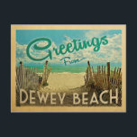 Dewey Beach Vintage Travel Postkarte<br><div class="desc">Dieses Greetings From Dewey Beach Vintage Postkartendesign besticht durch einen Sandstrand mit türkisblauem Meerwasser und einen blauen Himmel mit duftigen weißen Wolken. Im Vintage Reisen Stil.</div>