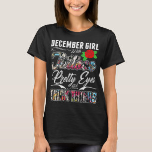 Dezember-Mädchen mit Tätowierungs-hübschen Augen T-Shirt