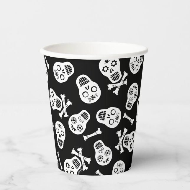 Dia de los Muertos Schwarz und Weiß Paper Skulls Pappbecher (Vorderseite)