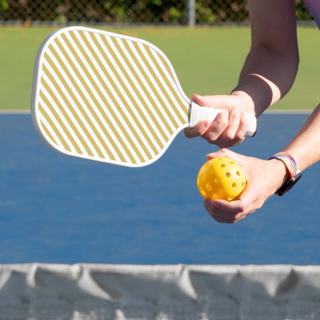 Diagonal golden yellow and white stripes pattern pickleball schläger (InSitu)