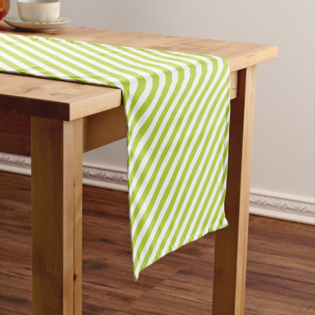 Diagonal lime green and white stripes pattern kurzer tischläufer (Beispiel)