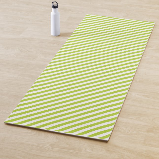 Diagonal lime green and white stripes pattern yogamatte (Beispiel)