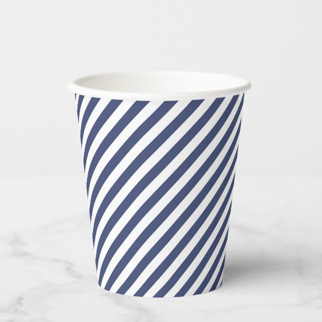 Diagonal navy blue and white stripes pattern pappbecher (Vorderseite)