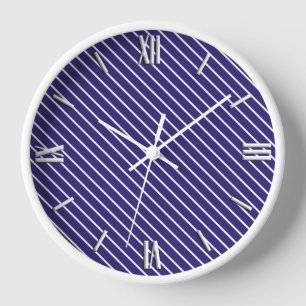 Diagonale Nadelstreifen - blau und weiß Wanduhr