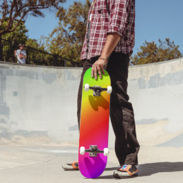 Diagonaler Regenbogen rot bis grün Skateboard