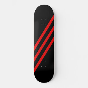 Diagonales Rot zerschneidet schwarze Skateboard