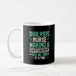 Dialyse Krankenschwester, die einen Unterschied in Kaffeetasse