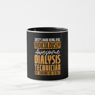 Dialysetechniker seine harte Dialyseversorgung Tasse