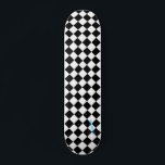 Diamant, weiß und schwarz, Schachbretter und Name  Skateboard<br><div class="desc">Stell dich mit diesem Karo-Schachbrett-Skateboard auf.  Geben Sie Ihren Namen oder Text in Ihrer Auswahl von Rot,  Blau,  Rosa,  Gelb und lila Farben ein.</div>