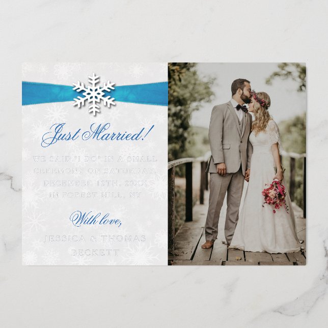 Diamante Snowflake & Blue Ribbon Winter Wedding Folieneinladung (Vorderseite)