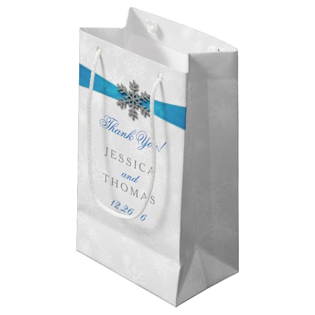 Diamante Snowflake & Blue Ribbon Winter Wedding Kleine Geschenktüte (Vorderseite Schrägansicht)