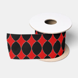Diamanten mit roter Karte auf schwarz Satinband