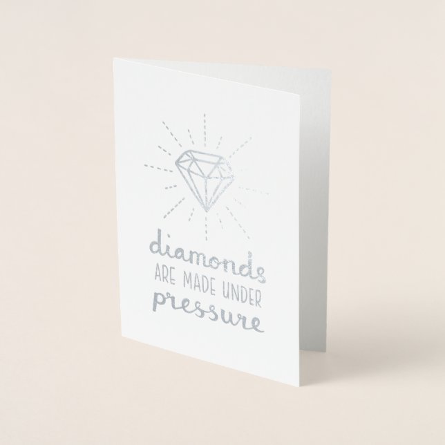 Diamanten werden unter Druck von Silberfolie herge Folienkarte (Vorderseite)