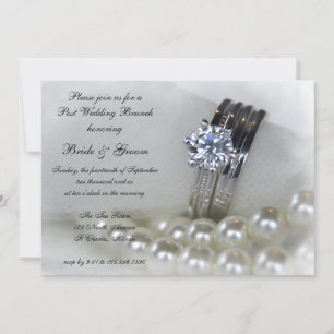 Diamantringe und weiße Perlen Nach dem Hochzeitsbr Einladung