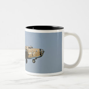 Diamond Lil B-24 Bomber, landet in Oshkosh, Zweifarbige Tasse