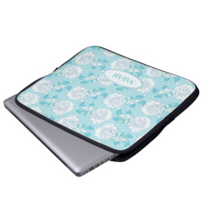 Dianthus white auf blauem Blumenmotiv mit dem Name Laptopschutzhülle