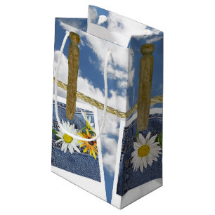 Diäten in blauer Tasche auf Wäscheleine Kleine Geschenktüte