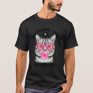 Dich schweigend beurteilende lustige Katze, die ei T-Shirt