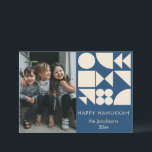 Dicke geometrische Formen Modernes Hanukkah-Foto Feiertagskarte<br><div class="desc">Diese moderne Hanukkah-Karte besticht durch fette geometrische Formen in Creme über einem marineblau-grünen Hintergrund. Freuen Sie sich auf Platz für ein familiäres Foto und personalisierte Botschaften. Ein spielerischer, zeitgenössischer Umgang mit traditionellen Urlaubskarten, der perfekt für Familien geeignet ist, die ein gepflegtes Design und einen festlichen Liebe lieben. Ideal für Wärme...</div>