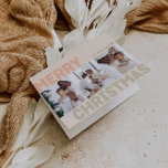 Dicke moderne Koralle Frohe Weihnachten geflogen 3<br><div class="desc">Schick herzliche Wünsche in dieser Urlaubssaison mit dieser niedlichen, feinen, modernen frohen Weihnachten gefaltet drei Foto Urlaubskarte. Das schlichte und minimalistisch gestaltete Design ist in hellrosa, pastellfarbenen Korallen, Salbei, Rot und Pfirsichfarben inspiriert. Dieses Design feiert den festlichen Geist des Dezember und bringt jedem Anlass eine fröhliche und lustige Touch. Die...</div>