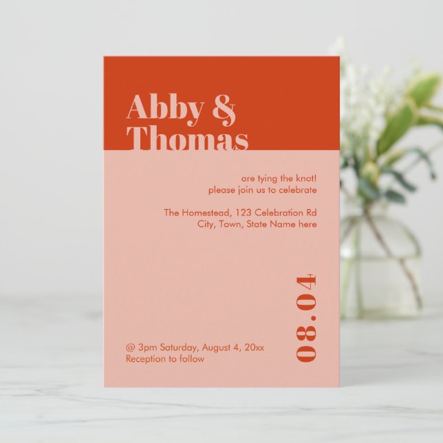 Dicke moderne minimale Typografie Orange Pink Wedd Einladung (Stehend Vorderseite)
